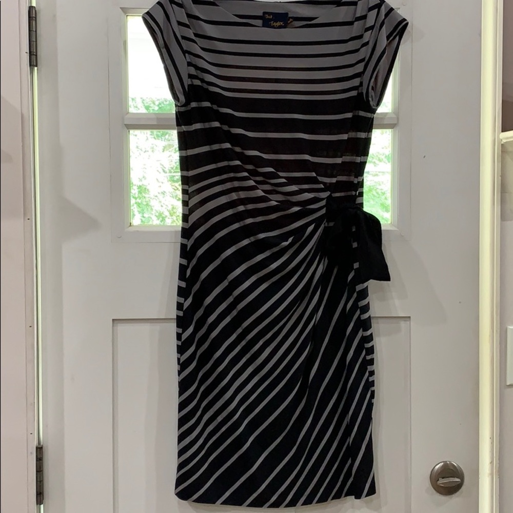 Short sleeve dress with tie detail